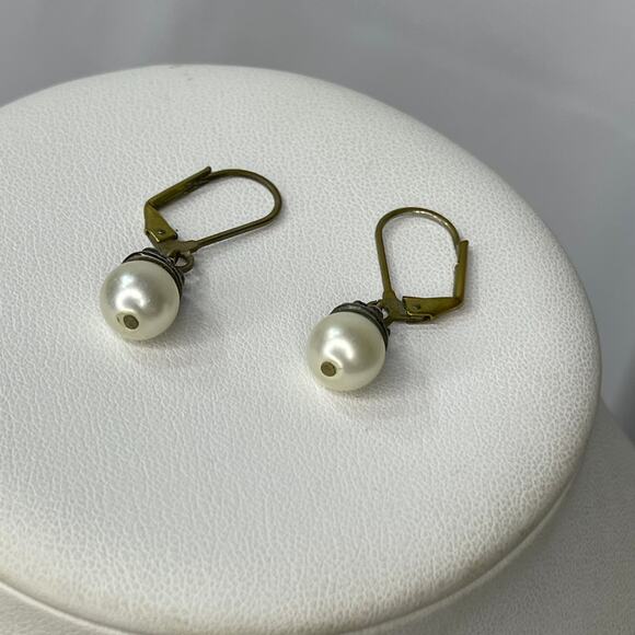 Earrings gold tone burnished with faux pearl drops pierced classic versatile - Picture 5 of 7